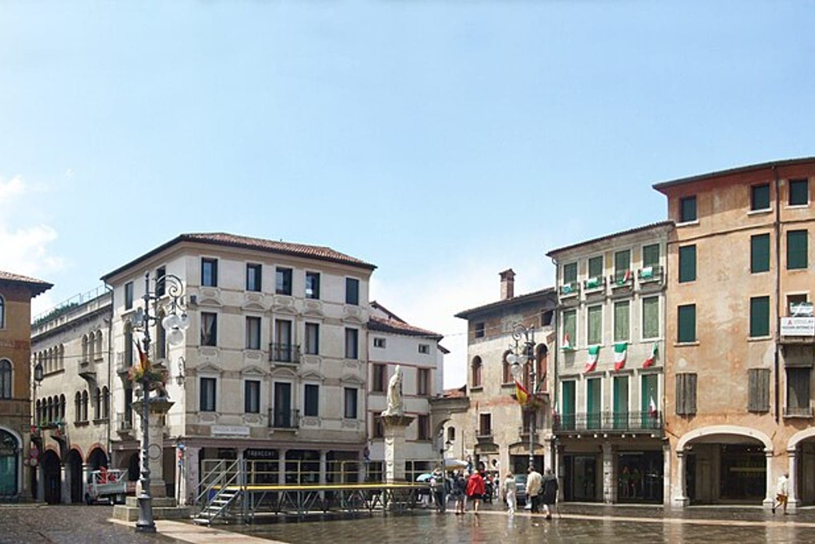 Piazza nel centro storico di Bassano del Grappa
